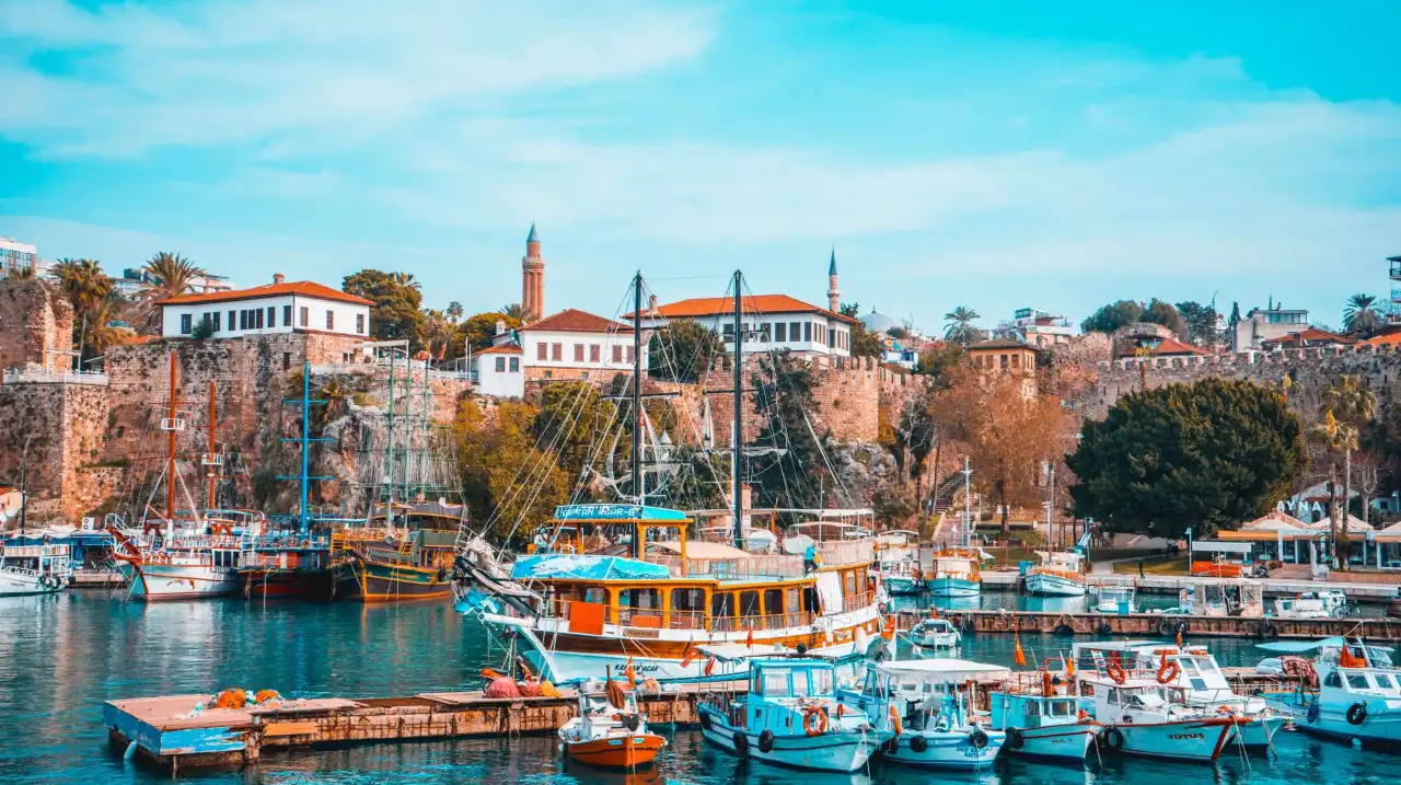 Akdeniz’in İncisi Antalya: Plajlar, Tarih ve Unutulmaz Bir Tatil